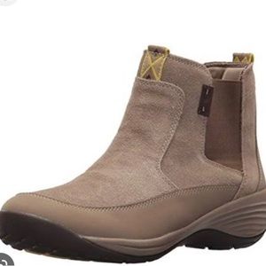 NWOT Easy Spirit llka taupe suede ankle bottle size 8W